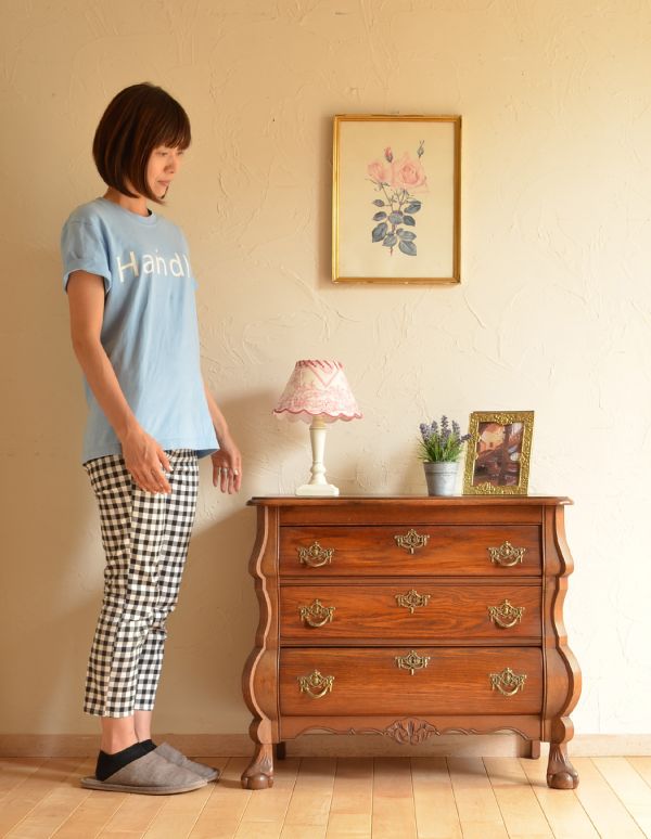 アンティーク家具 アンティークの素敵なフレンチ家具、小物が収まる3段チェスト。高級感があって女性らしい優しい曲線。(j-1353-f)