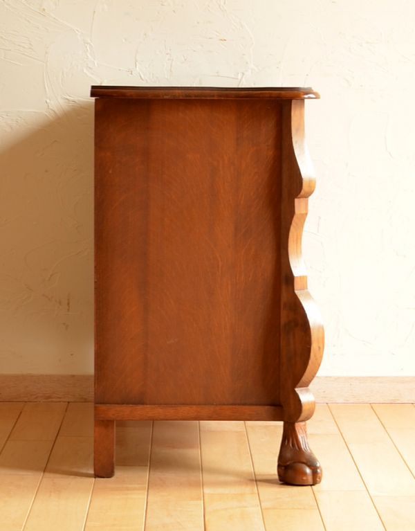 アンティーク家具 アンティークの素敵なフレンチ家具、小物が収まる3段チェスト。前板が波打っています。(j-1353-f)