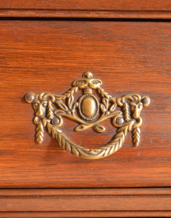 アンティーク家具 アンティークの素敵なフレンチ家具、小物が収まる3段チェスト。エンブレムをモチーフにした優雅な取っ手。(j-1353-f)