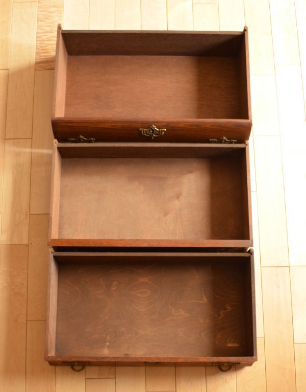 アンティーク家具 アンティークの素敵なフレンチ家具、小物が収まる3段チェスト。引き出しは全部で3杯。(j-1353-f)