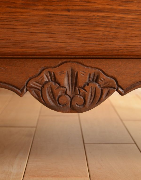 アンティーク家具 アンティークの素敵なフレンチ家具、小物が収まる3段チェスト。隅々まで繊細な彫があります。(j-1353-f)