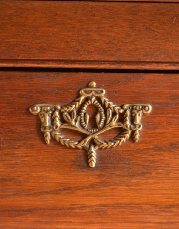 アンティーク家具 アンティークの素敵なフレンチ家具、小物が収まる3段チェスト。中央の装飾も美しくてうっとり。(j-1353-f)