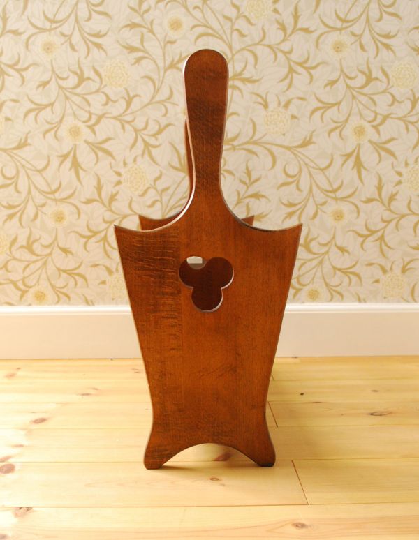 アンティーク家具　アンティークの小さな収納家具、雑誌や新聞を入れるマガジンラック。スマートなので、どこに置いても邪魔になることはありません。(j-1354-f)