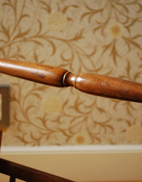 アンティーク家具　アンティークの小さな収納家具、雑誌や新聞を入れるマガジンラック。ハンドルが付いているので、持ち運びも楽チン！使いたいところで使ってくださいね。(j-1354-f)