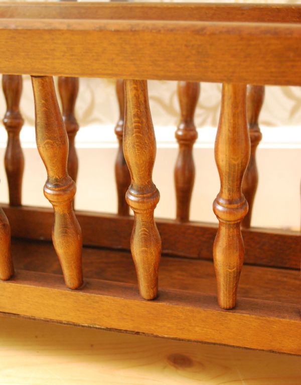 アンティーク家具　アンティークの小さな収納家具、雑誌や新聞を入れるマガジンラック。木の質感を感じながら使えます。(j-1354-f)