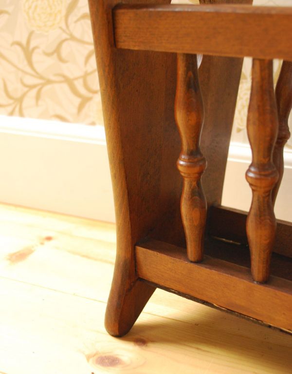 アンティーク家具　アンティークの小さな収納家具、雑誌や新聞を入れるマガジンラック。ちょこんと可愛い脚がしっかり支えてくれます。(j-1354-f)