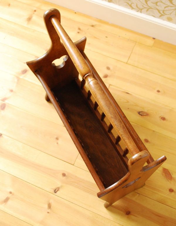 アンティーク家具　アンティークの小さな収納家具、雑誌や新聞を入れるマガジンラック。持ち運びも楽なので、使いたいところで使ってくださいね。(j-1354-f)