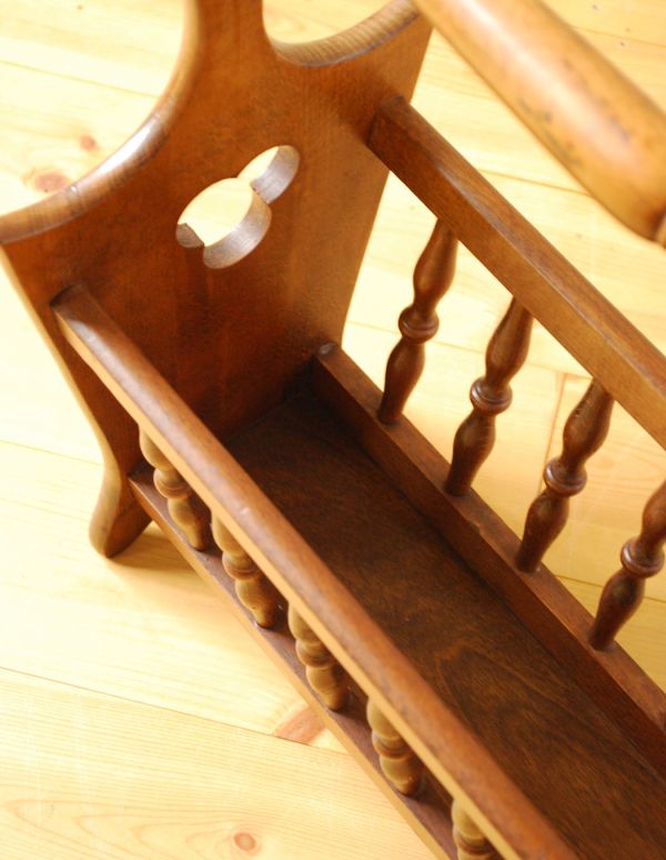 アンティーク家具　アンティークの小さな収納家具、雑誌や新聞を入れるマガジンラック。中までしっかりとお手入れしています。(j-1354-f)