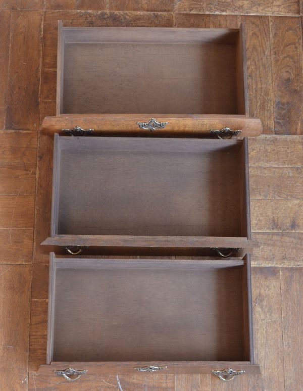 アンティークのチェスト　アンティーク家具　フランスから届いた小ぶりなチェスト（コモード）、美しいアンティーク南仏家具。引き出しは全部で３杯。(j-1355-f)