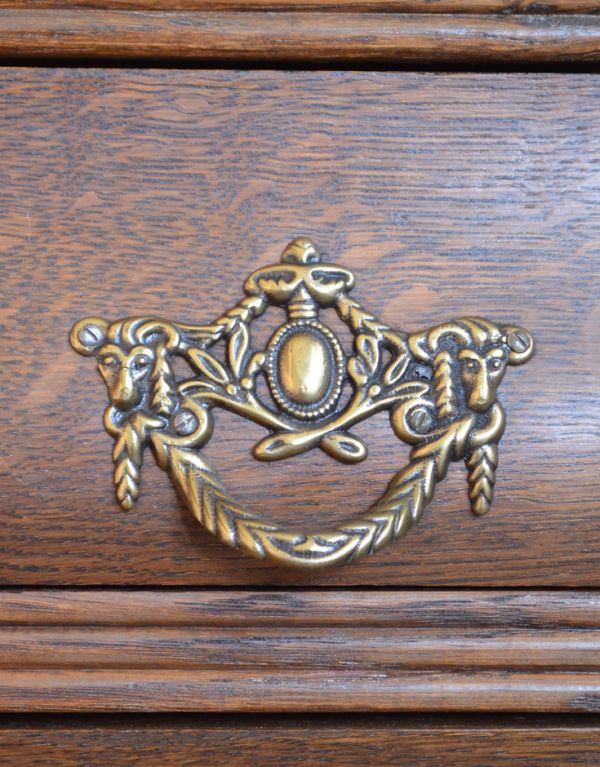 アンティークのチェスト　アンティーク家具　フランスから届いた小ぶりなチェスト（コモード）、美しいアンティーク南仏家具。エンブレムをモチーフにした優雅な取っ手。(j-1355-f)