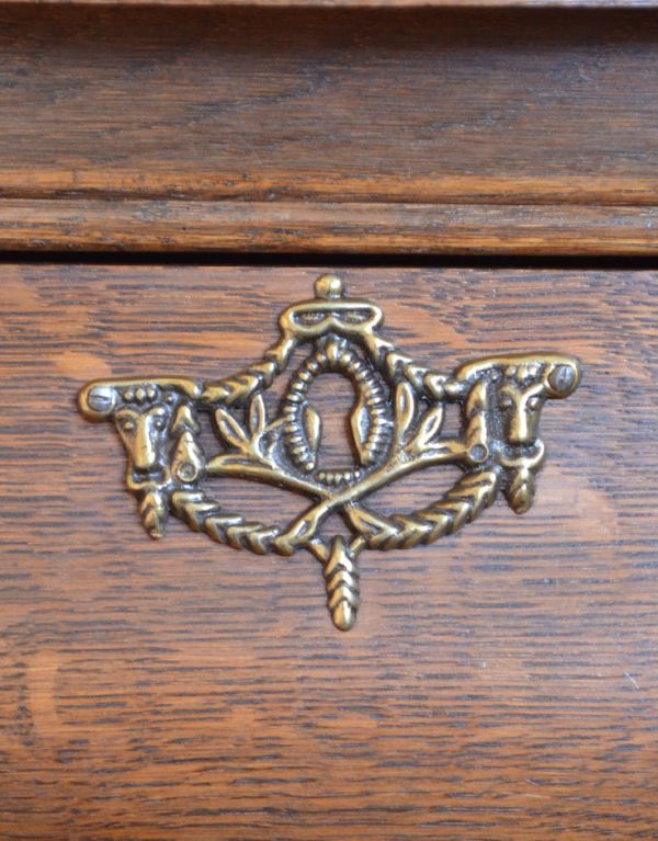 アンティークのチェスト　アンティーク家具　フランスから届いた小ぶりなチェスト（コモード）、美しいアンティーク南仏家具。中央の装飾も美しくてうっとり。(j-1355-f)