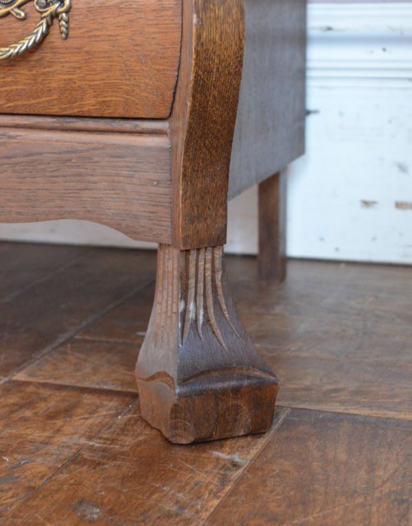 アンティークのチェスト　アンティーク家具　フランスから届いた小ぶりなチェスト（コモード）、美しいアンティーク南仏家具。どっしり貫禄のある脚先。(j-1355-f)
