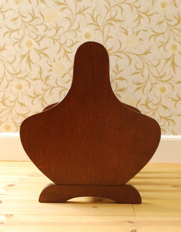 英国クラシックスタイル　アンティーク家具　木製のアンティーク英国家具、可愛らしいフォルムのマガジンラック。スマートなので、どこに置いても邪魔になることはありません。(j-1356-f)