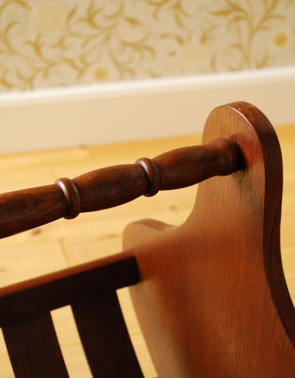 英国クラシックスタイル　アンティーク家具　木製のアンティーク英国家具、可愛らしいフォルムのマガジンラック。ハンドルが付いているので、持ち運びも楽チン！使いたいところで使ってくださいね。(j-1356-f)