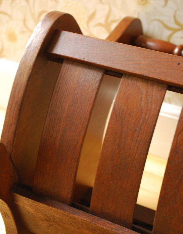 英国クラシックスタイル　アンティーク家具　木製のアンティーク英国家具、可愛らしいフォルムのマガジンラック。木の質感を感じながら使えます。(j-1356-f)