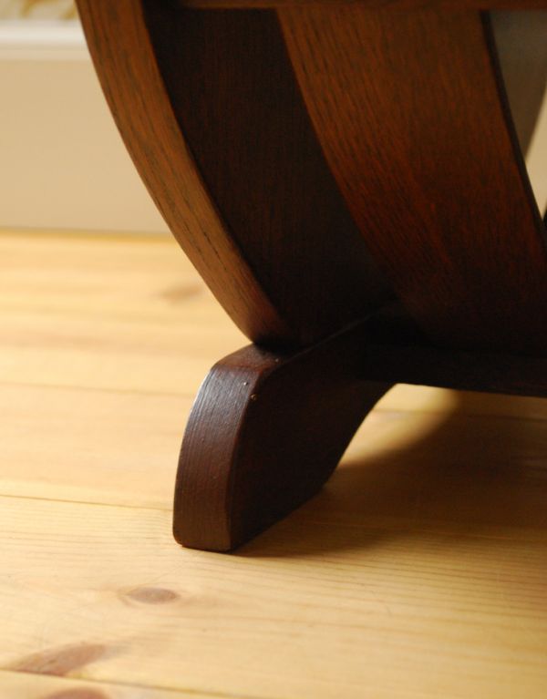 英国クラシックスタイル　アンティーク家具　木製のアンティーク英国家具、可愛らしいフォルムのマガジンラック。どっしりした脚がしっかり支えてくれます。(j-1356-f)