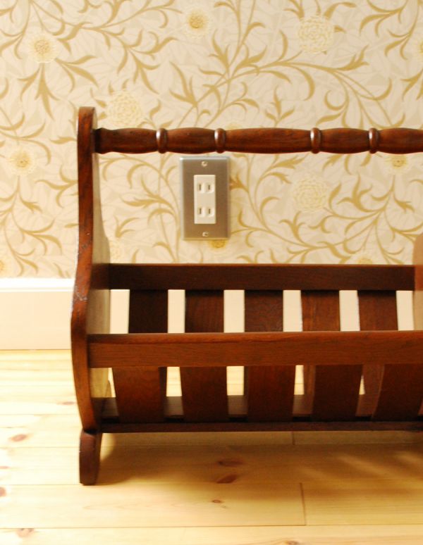 英国クラシックスタイル　アンティーク家具　木製のアンティーク英国家具、可愛らしいフォルムのマガジンラック。持ち運びも楽なので、使いたいところで使ってくださいね。(j-1356-f)