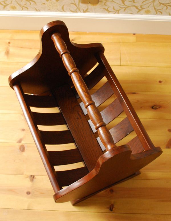 英国クラシックスタイル　アンティーク家具　木製のアンティーク英国家具、可愛らしいフォルムのマガジンラック。中までしっかりとお手入れしています。(j-1356-f)