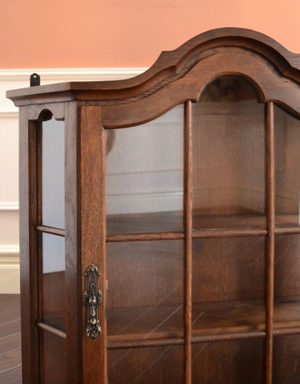 アンティーク家具　壁付けもできるアンティーク家具、小さなガラスキャビネット。ガラスも当時のものをそのまま使用しています。(j-1360-f)