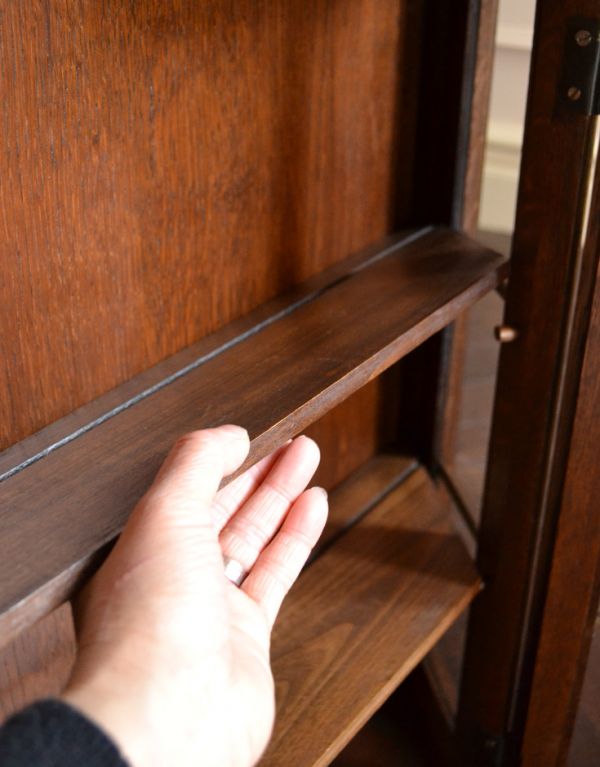 アンティーク家具　壁付けもできるアンティーク家具、小さなガラスキャビネット。棚板は取り外しできます。(j-1360-f)