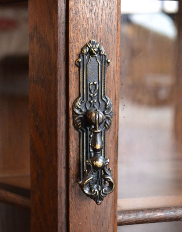 アンティーク家具　壁付けもできるアンティーク家具、小さなガラスキャビネット。扉の取っ手です。(j-1360-f)