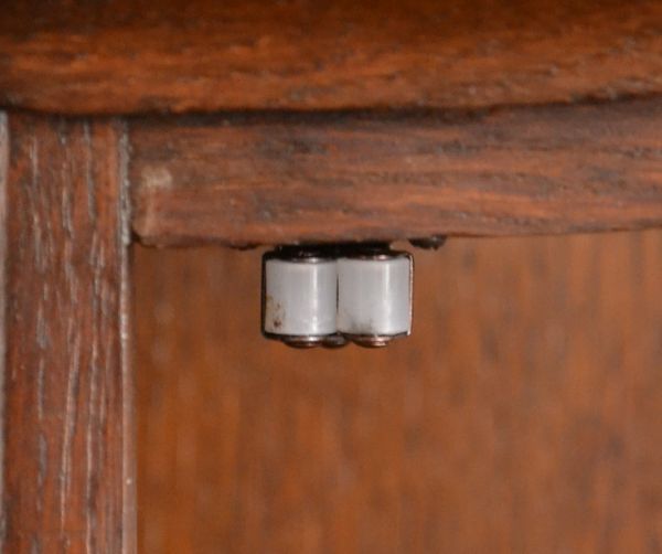 アンティーク家具　壁付けもできるアンティーク家具、小さなガラスキャビネット。ローラーキャッチャーがあるので、開け閉めがスムーズです。(j-1360-f)