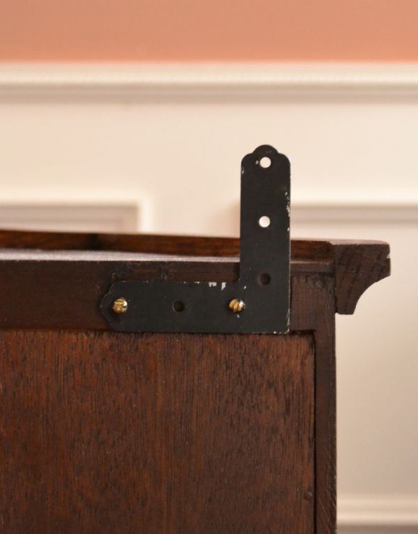 アンティーク家具　壁付けもできるアンティーク家具、小さなガラスキャビネット。裏には壁掛け用の金具が付いています。(j-1360-f)