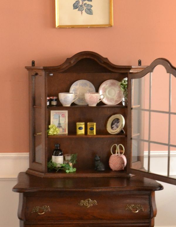 アンティーク家具　壁付けもできるアンティーク家具、小さなガラスキャビネット。落ち着いた雰囲気が美しいウォールキャビネット。(j-1360-f)