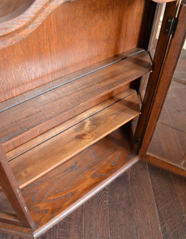 アンティーク家具　壁付けもできるアンティーク家具、小さなガラスキャビネット。内側はボディと同じ色味の木肌になっています。(j-1360-f)