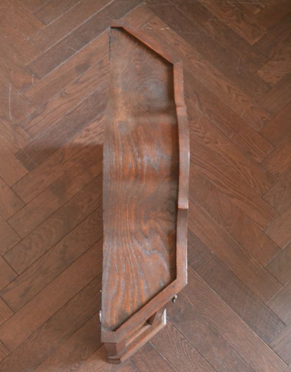 アンティーク家具　壁付けもできるアンティーク家具、小さなガラスキャビネット。天板はピカピカです。(j-1360-f)