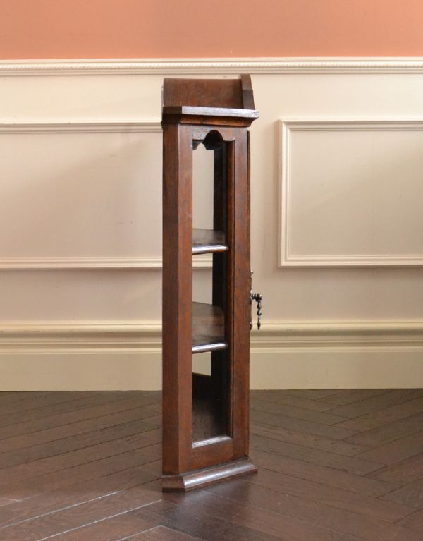 アンティーク家具　壁付けもできるアンティーク家具、小さなガラスキャビネット。サイドもガラスなので、どこから見ても中のものが素敵に見えますよ。(j-1360-f)