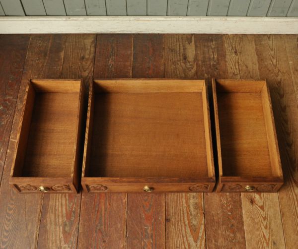 サイドバイサイド　アンティーク家具　優艶な姿のアンティークフランス家具、ドレッサー（三面鏡）。引き出しは３杯。(j-1361-f)