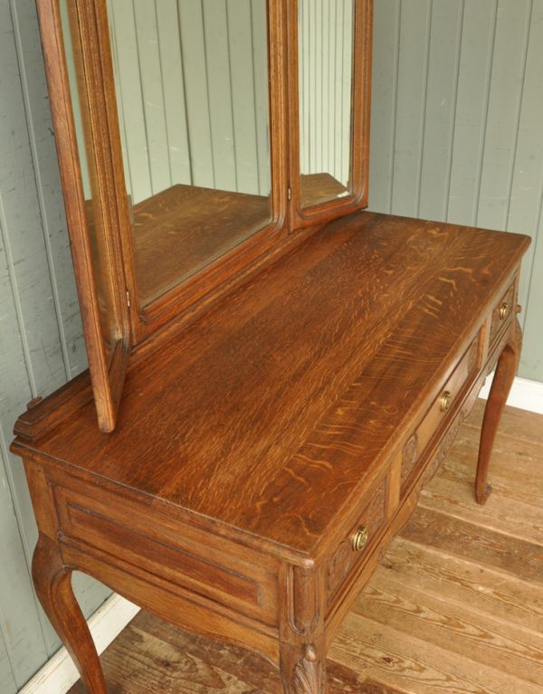 サイドバイサイド　アンティーク家具　優艶な姿のアンティークフランス家具、ドレッサー（三面鏡）。天板はピカピカです。(j-1361-f)