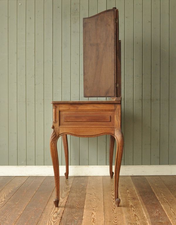 サイドバイサイド　アンティーク家具　優艶な姿のアンティークフランス家具、ドレッサー（三面鏡）。横から見るのが、また美しいんです。(j-1361-f)
