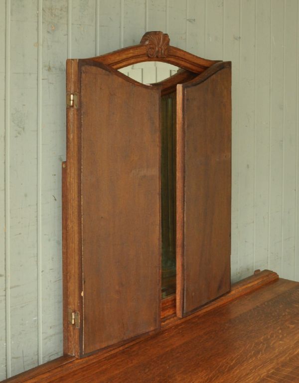 サイドバイサイド　アンティーク家具　優艶な姿のアンティークフランス家具、ドレッサー（三面鏡）。ミラーは写真のように閉じることができます。(j-1361-f)