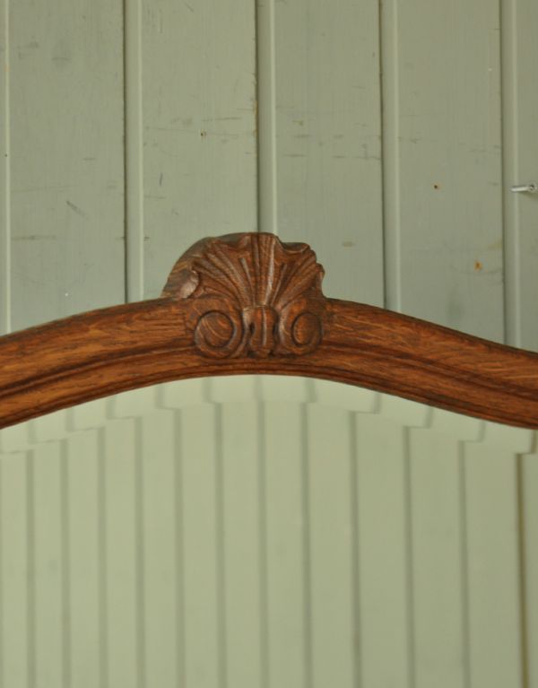 サイドバイサイド　アンティーク家具　優艶な姿のアンティークフランス家具、ドレッサー（三面鏡）。トップには繊細なデザインが彫ってあります。(j-1361-f)