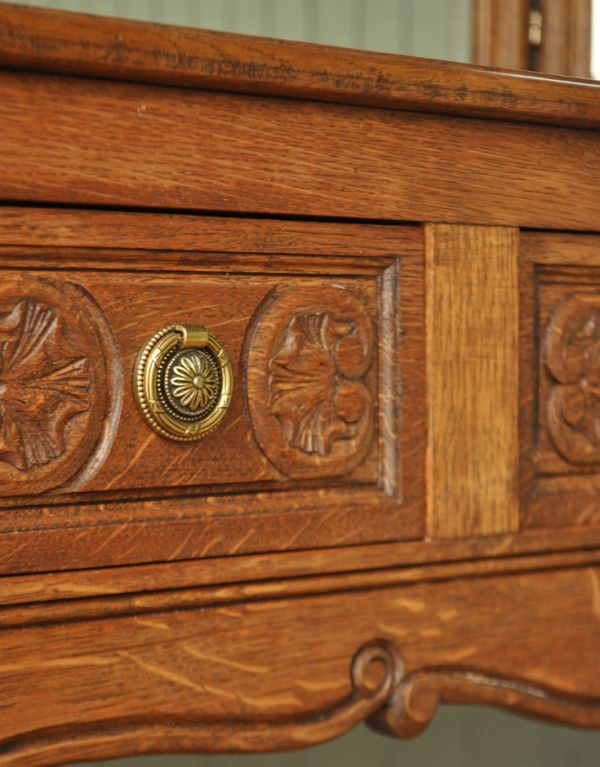 サイドバイサイド　アンティーク家具　優艶な姿のアンティークフランス家具、ドレッサー（三面鏡）。取っ手が素敵！アンティークならではの重厚感が出ています。(j-1361-f)