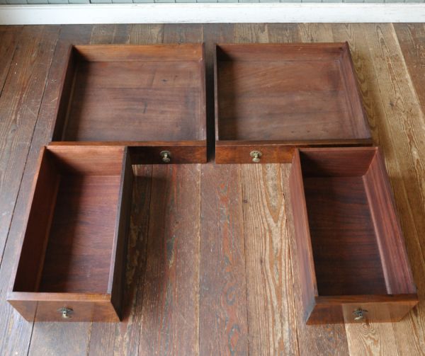 ロイドテーブル　アンティーク家具　木目が美しいアンティーク英国家具、優雅なライティングテーブル（デスク）。引き出しは全部で４杯。(j-1362-f)