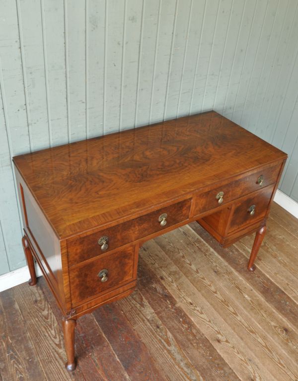 ロイドテーブル　アンティーク家具　木目が美しいアンティーク英国家具、優雅なライティングテーブル（デスク）。広い天板は作業がしやすくて重宝しますよ！きちんとお直ししているので、天板もキレイな状態です。(j-1362-f)