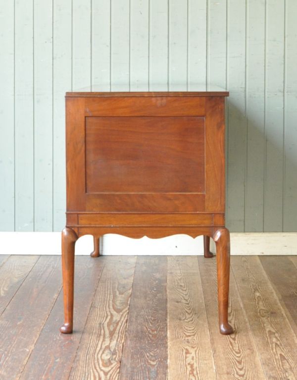 ロイドテーブル　アンティーク家具　木目が美しいアンティーク英国家具、優雅なライティングテーブル（デスク）。サイドも美しいです。(j-1362-f)