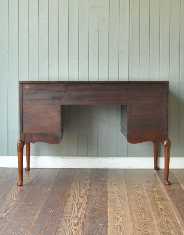 ロイドテーブル　アンティーク家具　木目が美しいアンティーク英国家具、優雅なライティングテーブル（デスク）。キチンとメンテナンスしてあるので、裏側もキレイです。(j-1362-f)