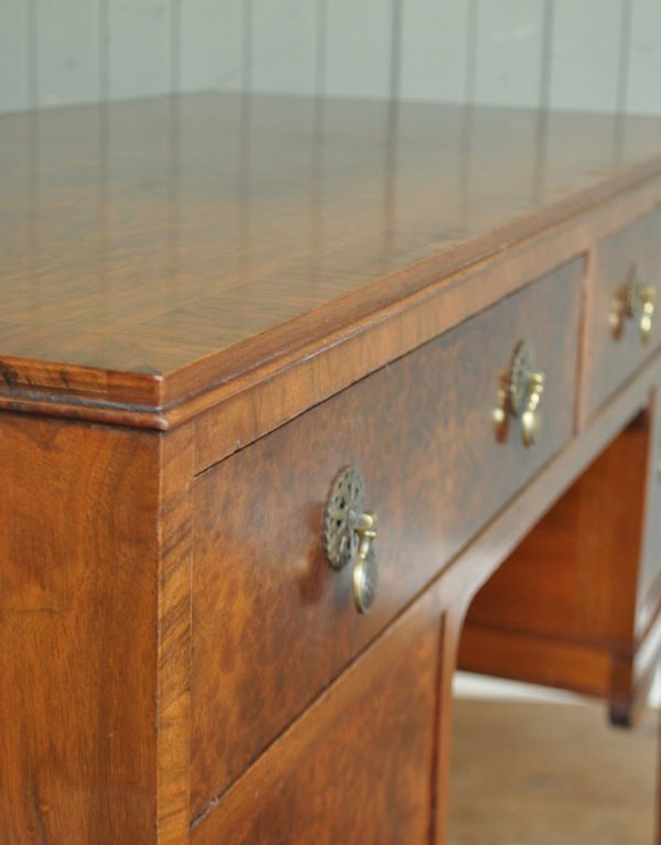 ロイドテーブル　アンティーク家具　木目が美しいアンティーク英国家具、優雅なライティングテーブル（デスク）。リビングの片隅に置けば、書き物からアイロンまで何でも使える家事コーナーを作れます。(j-1362-f)