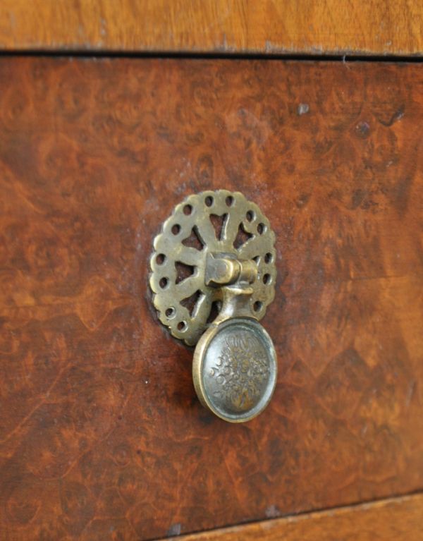 ロイドテーブル　アンティーク家具　木目が美しいアンティーク英国家具、優雅なライティングテーブル（デスク）。味わい深い取っ手から、時間の流れを感じることができます。(j-1362-f)