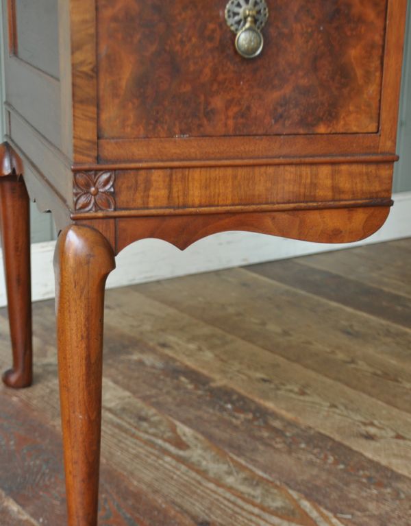 ロイドテーブル　アンティーク家具　木目が美しいアンティーク英国家具、優雅なライティングテーブル（デスク）。さりげなく入った装飾がなんとも上品です。(j-1362-f)