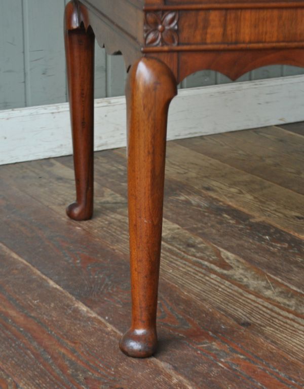 ロイドテーブル　アンティーク家具　木目が美しいアンティーク英国家具、優雅なライティングテーブル（デスク）。しっかりとした安定感があります。(j-1362-f)