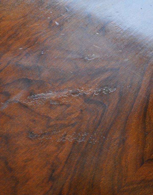 ロイドテーブル　アンティーク家具　木目が美しいアンティーク英国家具、優雅なライティングテーブル（デスク）。専門の職人によってお直ししていますが、アンティークは新品ではありません。(j-1362-f)