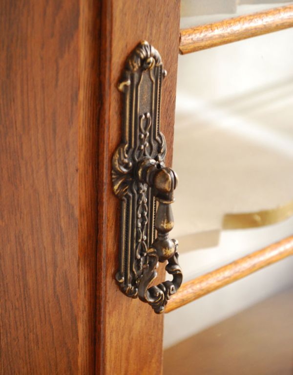 アンティーク家具　フランスのアンティーク家具、素敵なウォールキャビネット。扉の取っ手です。(j-1363-f)