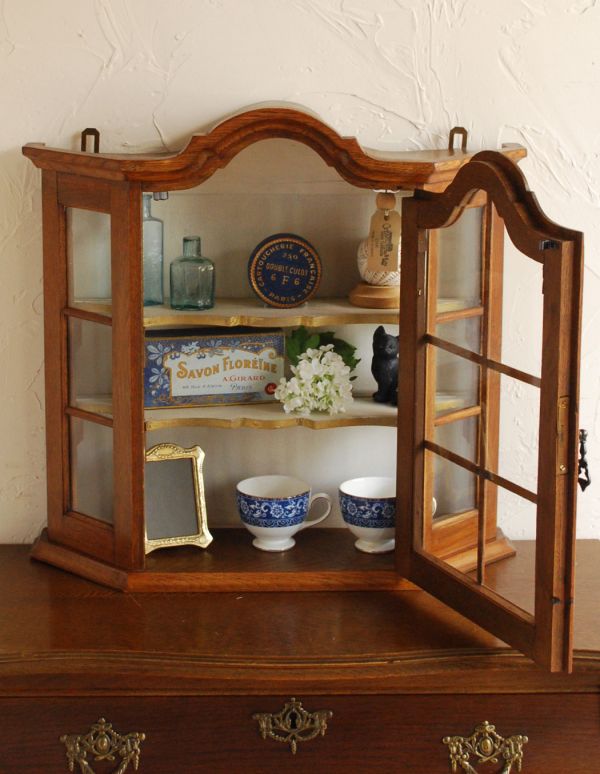 アンティーク家具　フランスのアンティーク家具、素敵なウォールキャビネット。華やかな雰囲気が美しいウォールキャビネット。(j-1363-f)
