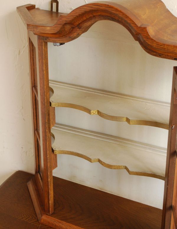 アンティーク家具　フランスのアンティーク家具、素敵なウォールキャビネット。棚板にはゴールドがポイントに使われています。(j-1363-f)