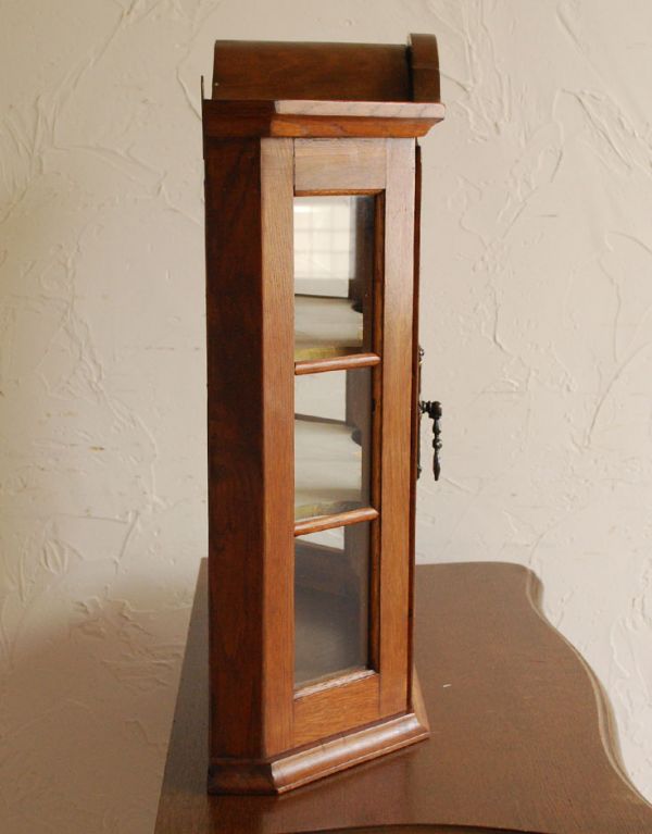 アンティーク家具　フランスのアンティーク家具、素敵なウォールキャビネット。サイドもガラスなので、どこから見ても中のものが素敵に見えますよ。(j-1363-f)